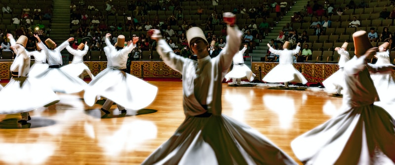 Grupo de derviches sufíes en Estambul