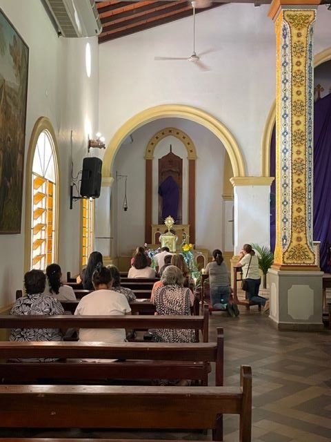 Rezo en la iglesia de San Ignacio